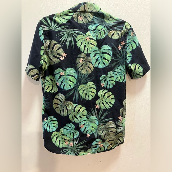 Men’s medium French Connection button down tee shirt, black and green tropical - Picture 3 of 3